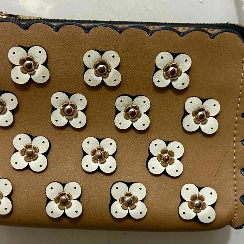 257 Zara | EUC Tan Floral Applique Crossbody Bag (9”x6”x2,5”)